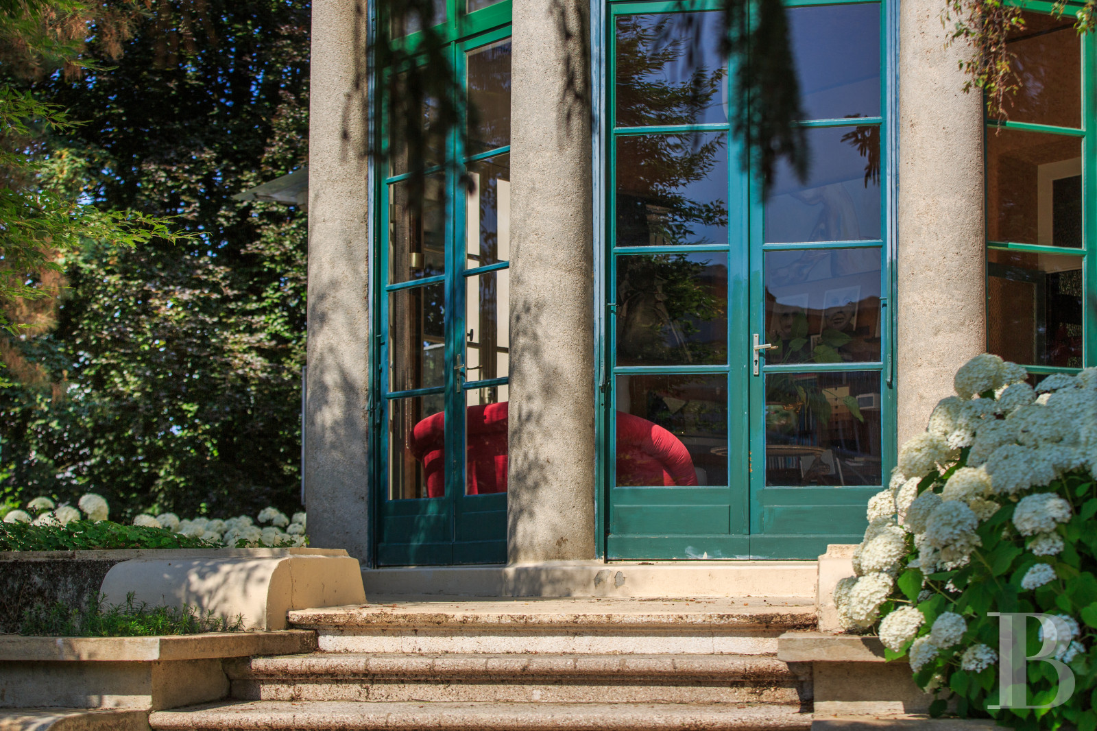 En Saône-et-Loire, à Mâcon, une villa et son jardin entièrement de style Art déco - photo  n°9